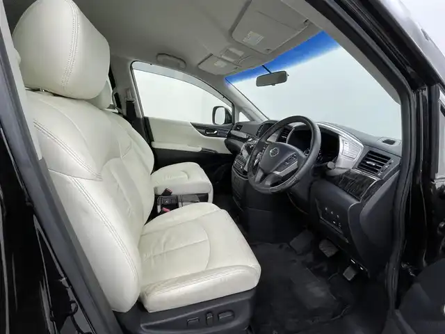 日産 エルグランド 250HWS S アーバンクロム ホワイトレザー 熊本県 2017(平29)年 7万km ファントムブラック 純正ナビ（ＢＴ・フルセグＴＶ・AUX）　/全方位カメラ　/純正前方ドライブレコーダー/100V充電/障害物センサー　/クルーズコントロール　/横滑り防止　/アクセル踏み間違い防止　/ETC　/両側電動スライドドア　/パワーバックドア/オットマン/白レザーシート　/Wエアコン　/前席シートヒーター/前席パワーシート/オートライト/LEDヘッドライト/フォグライト/スマートキー/プッシュスタート/スペアキー1本/取扱説明書