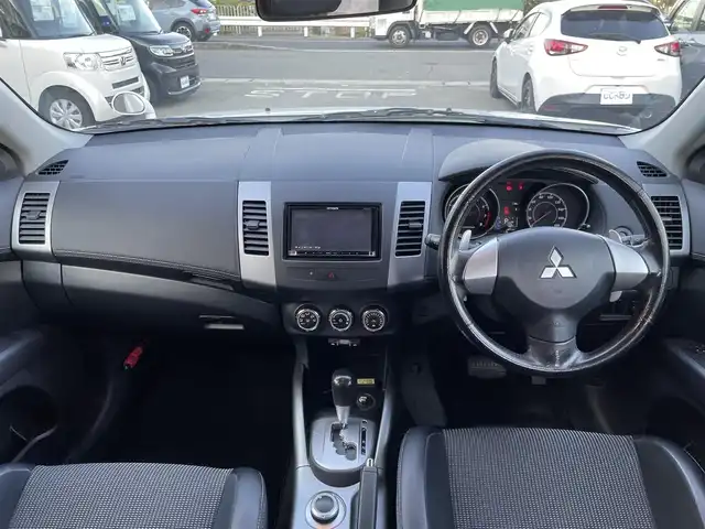 三菱 アウトランダー ROADEST 20G 兵庫県 2011(平23)年 6万km シルキーホワイト 社外ナビ(SD、DVD.)/フルセグTV/パドルシフト/ハーフレザーシート/バックカメラ/革巻きステアリング/電格ミラー/ミラーウィンカー/アンダーミラー/純正フロアマット/純正アルミホイール/ドアバイザー/フォグランプ/ＥＴＣ/取扱説明書/保証書