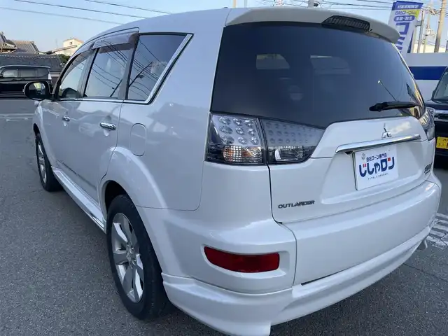 三菱 アウトランダー ROADEST 20G 兵庫県 2011(平23)年 6万km シルキーホワイト 社外ナビ(SD、DVD.)/フルセグTV/パドルシフト/ハーフレザーシート/バックカメラ/革巻きステアリング/電格ミラー/ミラーウィンカー/アンダーミラー/純正フロアマット/純正アルミホイール/ドアバイザー/フォグランプ/ＥＴＣ/取扱説明書/保証書