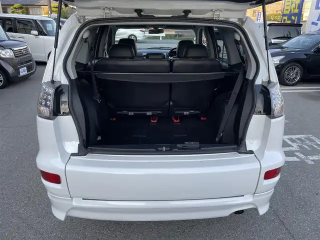 三菱 アウトランダー ROADEST 20G 兵庫県 2011(平23)年 6万km シルキーホワイト 社外ナビ(SD、DVD.)/フルセグTV/パドルシフト/ハーフレザーシート/バックカメラ/革巻きステアリング/電格ミラー/ミラーウィンカー/アンダーミラー/純正フロアマット/純正アルミホイール/ドアバイザー/フォグランプ/ＥＴＣ/取扱説明書/保証書