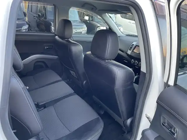 三菱 アウトランダー ROADEST 20G 兵庫県 2011(平23)年 6万km シルキーホワイト 社外ナビ(SD、DVD.)/フルセグTV/パドルシフト/ハーフレザーシート/バックカメラ/革巻きステアリング/電格ミラー/ミラーウィンカー/アンダーミラー/純正フロアマット/純正アルミホイール/ドアバイザー/フォグランプ/ＥＴＣ/取扱説明書/保証書