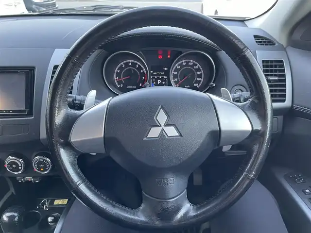 三菱 アウトランダー ROADEST 20G 兵庫県 2011(平23)年 6万km シルキーホワイト 社外ナビ(SD、DVD.)/フルセグTV/パドルシフト/ハーフレザーシート/バックカメラ/革巻きステアリング/電格ミラー/ミラーウィンカー/アンダーミラー/純正フロアマット/純正アルミホイール/ドアバイザー/フォグランプ/ＥＴＣ/取扱説明書/保証書