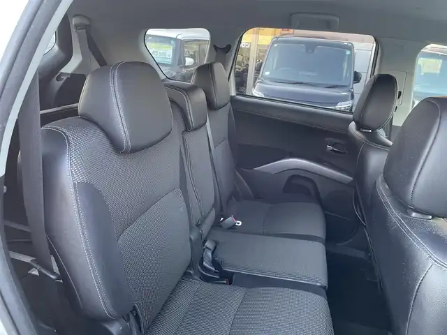 三菱 アウトランダー ROADEST 20G 兵庫県 2011(平23)年 6万km シルキーホワイト 社外ナビ(SD、DVD.)/フルセグTV/パドルシフト/ハーフレザーシート/バックカメラ/革巻きステアリング/電格ミラー/ミラーウィンカー/アンダーミラー/純正フロアマット/純正アルミホイール/ドアバイザー/フォグランプ/ＥＴＣ/取扱説明書/保証書