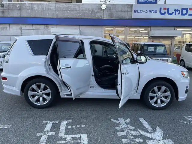 三菱 アウトランダー ROADEST 20G 兵庫県 2011(平23)年 6万km シルキーホワイト 社外ナビ(SD、DVD.)/フルセグTV/パドルシフト/ハーフレザーシート/バックカメラ/革巻きステアリング/電格ミラー/ミラーウィンカー/アンダーミラー/純正フロアマット/純正アルミホイール/ドアバイザー/フォグランプ/ＥＴＣ/取扱説明書/保証書