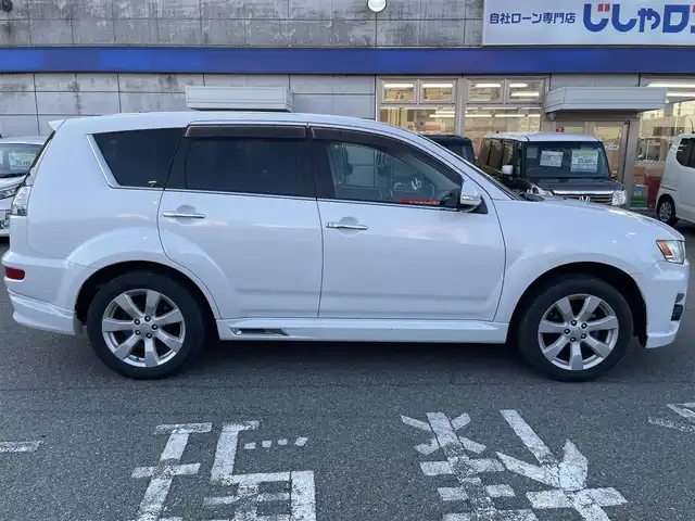 三菱 アウトランダー ROADEST 20G 兵庫県 2011(平23)年 6万km シルキーホワイト 社外ナビ(SD、DVD.)/フルセグTV/パドルシフト/ハーフレザーシート/バックカメラ/革巻きステアリング/電格ミラー/ミラーウィンカー/アンダーミラー/純正フロアマット/純正アルミホイール/ドアバイザー/フォグランプ/ＥＴＣ/取扱説明書/保証書