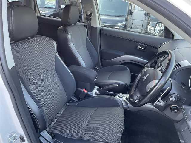 三菱 アウトランダー ROADEST 20G 兵庫県 2011(平23)年 6万km シルキーホワイト 社外ナビ(SD、DVD.)/フルセグTV/パドルシフト/ハーフレザーシート/バックカメラ/革巻きステアリング/電格ミラー/ミラーウィンカー/アンダーミラー/純正フロアマット/純正アルミホイール/ドアバイザー/フォグランプ/ＥＴＣ/取扱説明書/保証書