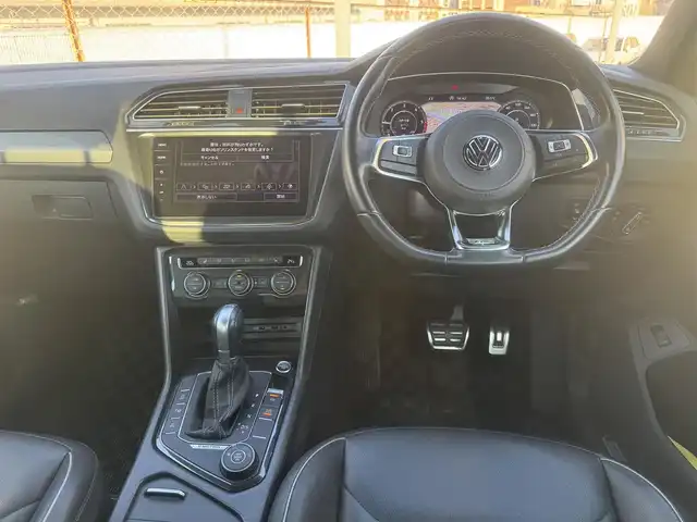 フォルクスワーゲン ティグアン TDI 4モーション Rライン ブラックスタイル 広島県 2018(平30)年 5.8万km ディープブラックパールエフェクト 走行距離57571km（入庫時）/450台限定特別仕様車/新車ワンオーナー/LEDヘッドランプ/純正19インチ5本ツインスポークブラック塗装アルミホイール/「R」ロゴ入チタンブラック革シート/運転席パワーシート/運転席&助手席トップコンフォートシート/運転席&助手席&後席シートヒーター/「R」エンブレム付革巻きスポーツステアリングホイール/アクティブインフォディスプレイ（12.3インチ液晶メーター）/ヘッドアップディスプレイ/パワーバックドア/DiscoverProナビゲーションシステム/・SSDナビゲーションシステム/・9インチタッチスクリーン/・フルセグテレビ/・CD&DVD再生可/・ETC2.0/リアビュー&アラウンドビューカメラ/オールインセーフティ（予防安全装備）/・アクティブクルーズコントロール/・レーンキープアシスト/・渋滞時追従支援システム/・レーンチェンジアシストシステム/・駐車支援システム/・パークディスタンスコントロール/・オプティカルパーキングシステムなど/アダプティブシャーシコントロール/スマートキー×2/フロアマット/新車保証書有/取扱説明書有