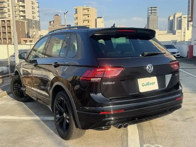 フォルクスワーゲン ティグアン TDI 4モーション Rライン ブラックスタイル 広島県 2018(平30)年 5.8万km ディープブラックパールエフェクト 走行距離57571km（入庫時）/450台限定特別仕様車/新車ワンオーナー/LEDヘッドランプ/純正19インチ5本ツインスポークブラック塗装アルミホイール/「R」ロゴ入チタンブラック革シート/運転席パワーシート/運転席&助手席トップコンフォートシート/運転席&助手席&後席シートヒーター/「R」エンブレム付革巻きスポーツステアリングホイール/アクティブインフォディスプレイ（12.3インチ液晶メーター）/ヘッドアップディスプレイ/パワーバックドア/DiscoverProナビゲーションシステム/・SSDナビゲーションシステム/・9インチタッチスクリーン/・フルセグテレビ/・CD&DVD再生可/・ETC2.0/リアビュー&アラウンドビューカメラ/オールインセーフティ（予防安全装備）/・アクティブクルーズコントロール/・レーンキープアシスト/・渋滞時追従支援システム/・レーンチェンジアシストシステム/・駐車支援システム/・パークディスタンスコントロール/・オプティカルパーキングシステムなど/アダプティブシャーシコントロール/スマートキー×2/フロアマット/新車保証書有/取扱説明書有