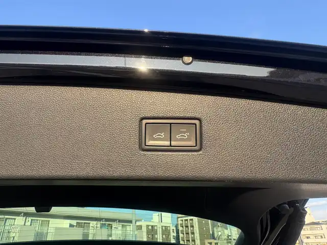 フォルクスワーゲン ティグアン TDI 4モーション Rライン ブラックスタイル 広島県 2018(平30)年 5.8万km ディープブラックパールエフェクト 走行距離57571km（入庫時）/450台限定特別仕様車/新車ワンオーナー/LEDヘッドランプ/純正19インチ5本ツインスポークブラック塗装アルミホイール/「R」ロゴ入チタンブラック革シート/運転席パワーシート/運転席&助手席トップコンフォートシート/運転席&助手席&後席シートヒーター/「R」エンブレム付革巻きスポーツステアリングホイール/アクティブインフォディスプレイ（12.3インチ液晶メーター）/ヘッドアップディスプレイ/パワーバックドア/DiscoverProナビゲーションシステム/・SSDナビゲーションシステム/・9インチタッチスクリーン/・フルセグテレビ/・CD&DVD再生可/・ETC2.0/リアビュー&アラウンドビューカメラ/オールインセーフティ（予防安全装備）/・アクティブクルーズコントロール/・レーンキープアシスト/・渋滞時追従支援システム/・レーンチェンジアシストシステム/・駐車支援システム/・パークディスタンスコントロール/・オプティカルパーキングシステムなど/アダプティブシャーシコントロール/スマートキー×2/フロアマット/新車保証書有/取扱説明書有
