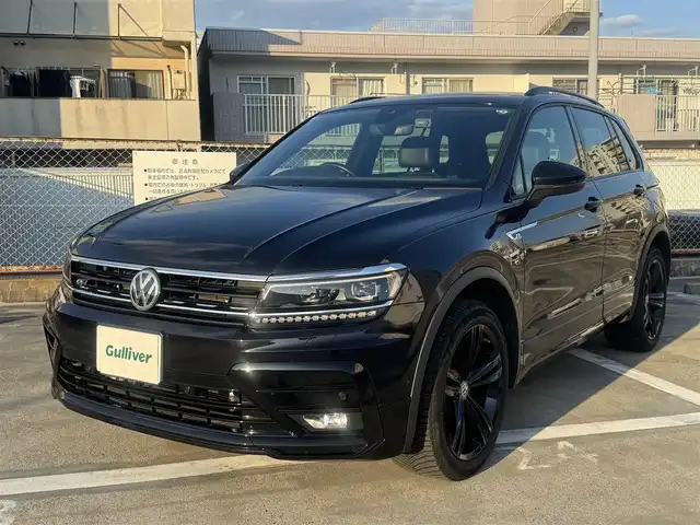 フォルクスワーゲン ティグアン TDI 4モーション Rライン ブラックスタイル 広島県 2018(平30)年 5.8万km ディープブラックパールエフェクト 走行距離57571km（入庫時）/450台限定特別仕様車/新車ワンオーナー/LEDヘッドランプ/純正19インチ5本ツインスポークブラック塗装アルミホイール/「R」ロゴ入チタンブラック革シート/運転席パワーシート/運転席&助手席トップコンフォートシート/運転席&助手席&後席シートヒーター/「R」エンブレム付革巻きスポーツステアリングホイール/アクティブインフォディスプレイ（12.3インチ液晶メーター）/ヘッドアップディスプレイ/パワーバックドア/DiscoverProナビゲーションシステム/・SSDナビゲーションシステム/・9インチタッチスクリーン/・フルセグテレビ/・CD&DVD再生可/・ETC2.0/リアビュー&アラウンドビューカメラ/オールインセーフティ（予防安全装備）/・アクティブクルーズコントロール/・レーンキープアシスト/・渋滞時追従支援システム/・レーンチェンジアシストシステム/・駐車支援システム/・パークディスタンスコントロール/・オプティカルパーキングシステムなど/アダプティブシャーシコントロール/スマートキー×2/フロアマット/新車保証書有/取扱説明書有