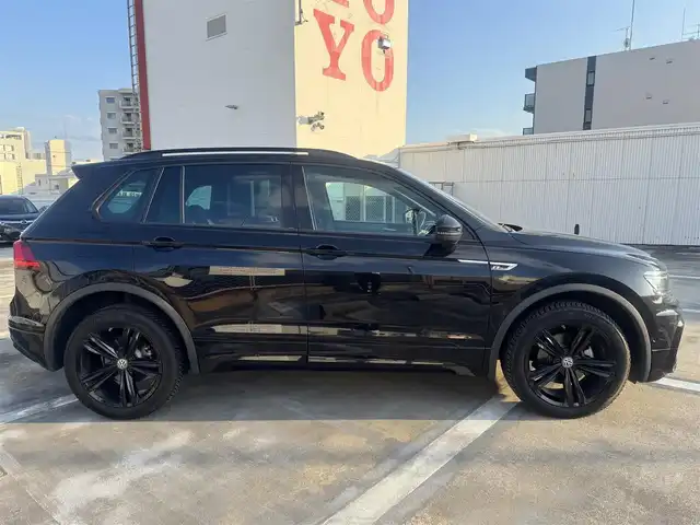 フォルクスワーゲン ティグアン TDI 4モーション Rライン ブラックスタイル 広島県 2018(平30)年 5.8万km ディープブラックパールエフェクト 走行距離57571km（入庫時）/450台限定特別仕様車/新車ワンオーナー/LEDヘッドランプ/純正19インチ5本ツインスポークブラック塗装アルミホイール/「R」ロゴ入チタンブラック革シート/運転席パワーシート/運転席&助手席トップコンフォートシート/運転席&助手席&後席シートヒーター/「R」エンブレム付革巻きスポーツステアリングホイール/アクティブインフォディスプレイ（12.3インチ液晶メーター）/ヘッドアップディスプレイ/パワーバックドア/DiscoverProナビゲーションシステム/・SSDナビゲーションシステム/・9インチタッチスクリーン/・フルセグテレビ/・CD&DVD再生可/・ETC2.0/リアビュー&アラウンドビューカメラ/オールインセーフティ（予防安全装備）/・アクティブクルーズコントロール/・レーンキープアシスト/・渋滞時追従支援システム/・レーンチェンジアシストシステム/・駐車支援システム/・パークディスタンスコントロール/・オプティカルパーキングシステムなど/アダプティブシャーシコントロール/スマートキー×2/フロアマット/新車保証書有/取扱説明書有