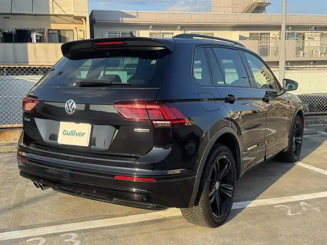 フォルクスワーゲン ティグアン TDI 4モーション Rライン ブラックスタイル 広島県 2018(平30)年 5.8万km ディープブラックパールエフェクト 走行距離57571km（入庫時）/450台限定特別仕様車/新車ワンオーナー/LEDヘッドランプ/純正19インチ5本ツインスポークブラック塗装アルミホイール/「R」ロゴ入チタンブラック革シート/運転席パワーシート/運転席&助手席トップコンフォートシート/運転席&助手席&後席シートヒーター/「R」エンブレム付革巻きスポーツステアリングホイール/アクティブインフォディスプレイ（12.3インチ液晶メーター）/ヘッドアップディスプレイ/パワーバックドア/DiscoverProナビゲーションシステム/・SSDナビゲーションシステム/・9インチタッチスクリーン/・フルセグテレビ/・CD&DVD再生可/・ETC2.0/リアビュー&アラウンドビューカメラ/オールインセーフティ（予防安全装備）/・アクティブクルーズコントロール/・レーンキープアシスト/・渋滞時追従支援システム/・レーンチェンジアシストシステム/・駐車支援システム/・パークディスタンスコントロール/・オプティカルパーキングシステムなど/アダプティブシャーシコントロール/スマートキー×2/フロアマット/新車保証書有/取扱説明書有