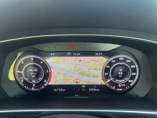 フォルクスワーゲン ティグアン TDI 4モーション Rライン ブラックスタイル 広島県 2018(平30)年 5.8万km ディープブラックパールエフェクト 走行距離57571km（入庫時）/450台限定特別仕様車/新車ワンオーナー/LEDヘッドランプ/純正19インチ5本ツインスポークブラック塗装アルミホイール/「R」ロゴ入チタンブラック革シート/運転席パワーシート/運転席&助手席トップコンフォートシート/運転席&助手席&後席シートヒーター/「R」エンブレム付革巻きスポーツステアリングホイール/アクティブインフォディスプレイ（12.3インチ液晶メーター）/ヘッドアップディスプレイ/パワーバックドア/DiscoverProナビゲーションシステム/・SSDナビゲーションシステム/・9インチタッチスクリーン/・フルセグテレビ/・CD&DVD再生可/・ETC2.0/リアビュー&アラウンドビューカメラ/オールインセーフティ（予防安全装備）/・アクティブクルーズコントロール/・レーンキープアシスト/・渋滞時追従支援システム/・レーンチェンジアシストシステム/・駐車支援システム/・パークディスタンスコントロール/・オプティカルパーキングシステムなど/アダプティブシャーシコントロール/スマートキー×2/フロアマット/新車保証書有/取扱説明書有