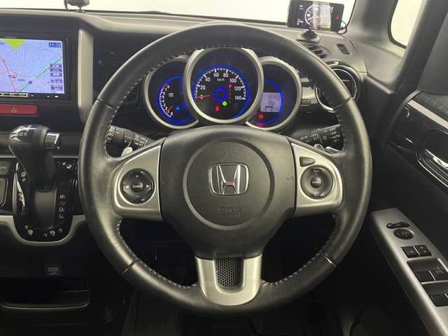 ホンダ Ｎ ＢＯＸ カスタム G ターボ Lパッケージ 栃木県 2015(平27)年 5.8万km スマートブラック KENWOOD7インチナビ/【CD/DVD/フルセグTV】/あんしんパッケージ/シティブレーキアクティブシステム/・低速域衝突軽減ブレーキ＋誤発進抑制機能/ハーフレザーシート/両側パワースライドドア/ディスチャージヘッドライト/バックカメラ/ETC/純正フロアマット/ドアバイザー/スーパーＵＶカットフロントドアガラス/　ＩＲカットフロントウィンドウ・フロントドアガラス/リア席サンシェード/純正15インチアルミホイール/プッシュスタート/ステアリングリモコン/スペアキー1本