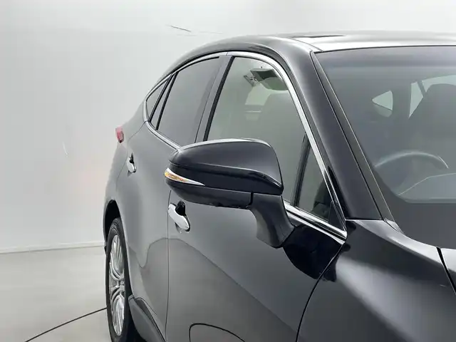 トヨタ ハリアー ハイブリッド Z レザーパッケージ 福井県 2021(令3)年 4.2万km プレシャスブラックパール 12.3インチ純正コネクティッドナビ/フルセグTV/Bluetooth/Miracast/AUX/AM/FM/JBLサウンドシステム/全方位モニター/Toyota Safety Sense/・プリクラッシュセーフティ/・レーンディパーチャーアラート/・オートハイビーム/・レーダークルーズコントロール/・ブラインドスポットモニター/ヘッドアップディスプレイ/パワーバックドア/前席パワーシート/エアシート/シートヒーター/ステアリングヒーター/革巻きステアリング/ステアリングリモコン/ステアリングチルド機構/ビルトインETC2.0/LEDヘッドライト/フォグライト/ウインカー・電動格納式ミラー/クリアランスソナー/純正19インチアルミホイル