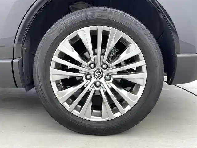 トヨタ ハリアー ハイブリッド Z レザーパッケージ 福井県 2021(令3)年 4.2万km プレシャスブラックパール 12.3インチ純正コネクティッドナビ/フルセグTV/Bluetooth/Miracast/AUX/AM/FM/JBLサウンドシステム/全方位モニター/Toyota Safety Sense/・プリクラッシュセーフティ/・レーンディパーチャーアラート/・オートハイビーム/・レーダークルーズコントロール/・ブラインドスポットモニター/ヘッドアップディスプレイ/パワーバックドア/前席パワーシート/エアシート/シートヒーター/ステアリングヒーター/革巻きステアリング/ステアリングリモコン/ステアリングチルド機構/ビルトインETC2.0/LEDヘッドライト/フォグライト/ウインカー・電動格納式ミラー/クリアランスソナー/純正19インチアルミホイル