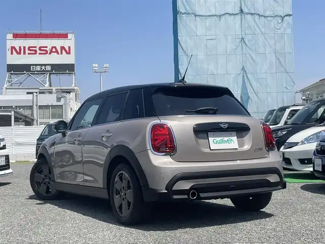 ＭＩＮＩ ＢＭＷ ミニ クーパー 兵庫県 2022(令4)年 0.5万km グレーⅡ 外部検査実施済み/・ワンオーナー/・カラー：B47 ルーフトップグレーメタリック/・ブラックルーフ/・ユニオンジャックミラーカバー/・コンフォートアクセス/・純正ナビ/・BT/USB/・ステアリングリモコン/・バックカメラ/・コーナーセンサー/・ハーフレザーシート/・アイドリングストップ/・R5/6年正規ディーラー記録簿有/・ETC/・MINI純正ドライブレコーダー前後/・純正16インチAW/・オートLEDヘッドランプ/・リヤフォグランプ/・クルーズコントロール/・インテリジェントセーフティ//衝突警告//歩行者警告//車線逸脱警告