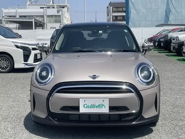 ＭＩＮＩ ＢＭＷ ミニ クーパー 兵庫県 2022(令4)年 0.5万km グレーⅡ 外部検査実施済み/・ワンオーナー/・カラー：B47 ルーフトップグレーメタリック/・ブラックルーフ/・ユニオンジャックミラーカバー/・コンフォートアクセス/・純正ナビ/・BT/USB/・ステアリングリモコン/・バックカメラ/・コーナーセンサー/・ハーフレザーシート/・アイドリングストップ/・R5/6年正規ディーラー記録簿有/・ETC/・MINI純正ドライブレコーダー前後/・純正16インチAW/・オートLEDヘッドランプ/・リヤフォグランプ/・クルーズコントロール/・インテリジェントセーフティ//衝突警告//歩行者警告//車線逸脱警告