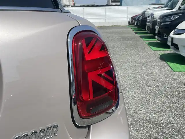 ＭＩＮＩ ＢＭＷ ミニ クーパー 兵庫県 2022(令4)年 0.5万km グレーⅡ 外部検査実施済み/・ワンオーナー/・カラー：B47 ルーフトップグレーメタリック/・ブラックルーフ/・ユニオンジャックミラーカバー/・コンフォートアクセス/・純正ナビ/・BT/USB/・ステアリングリモコン/・バックカメラ/・コーナーセンサー/・ハーフレザーシート/・アイドリングストップ/・R5/6年正規ディーラー記録簿有/・ETC/・MINI純正ドライブレコーダー前後/・純正16インチAW/・オートLEDヘッドランプ/・リヤフォグランプ/・クルーズコントロール/・インテリジェントセーフティ//衝突警告//歩行者警告//車線逸脱警告