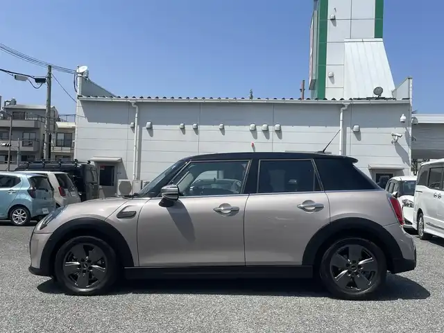 ＭＩＮＩ ＢＭＷ ミニ クーパー 兵庫県 2022(令4)年 0.5万km グレーⅡ 外部検査実施済み/・ワンオーナー/・カラー：B47 ルーフトップグレーメタリック/・ブラックルーフ/・ユニオンジャックミラーカバー/・コンフォートアクセス/・純正ナビ/・BT/USB/・ステアリングリモコン/・バックカメラ/・コーナーセンサー/・ハーフレザーシート/・アイドリングストップ/・R5/6年正規ディーラー記録簿有/・ETC/・MINI純正ドライブレコーダー前後/・純正16インチAW/・オートLEDヘッドランプ/・リヤフォグランプ/・クルーズコントロール/・インテリジェントセーフティ//衝突警告//歩行者警告//車線逸脱警告