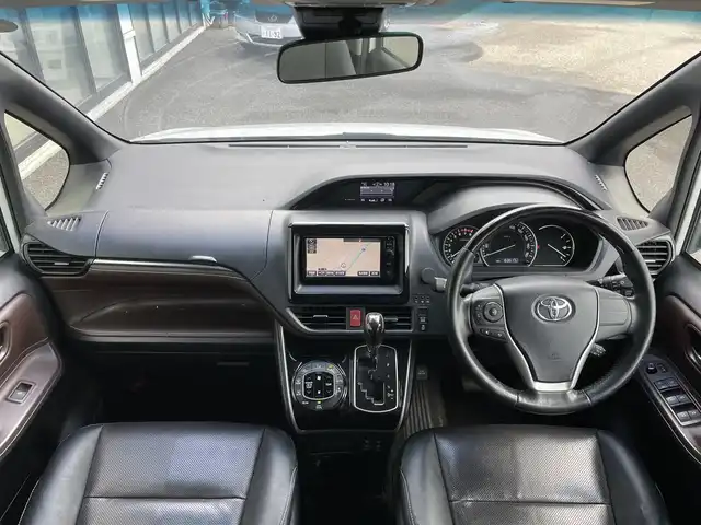 トヨタ エスクァイア Gi 道央・札幌 2016(平28)年 16.4万km ホワイトパールクリスタルシャイン ４WD/寒冷地仕様/純正ディーラーOPナビ/CD/DVD/BT/フルセグ/純正フリップダウンモニター/プリクラッシュセーフティ/横滑り防止装置/クルーズコントロール/レーンキープアシスト/パーキングアシスト/バックカメラ/ビルトインETC/アイドリングストップ/ワイパーデアイサー/ECOMODE/両側パワースライドドア/前席シートヒーター/レザーシート/革巻きウッドコンビステアリング/ステアリングリモコン/MTモード付AT/プッシュスタート/スマートキー/LEDヘッドライト/オートライト/オートハイビーム/フォグランプ/電動格納ミラー/ウィンカーミラー/純正フロアマット/ドアバイザー