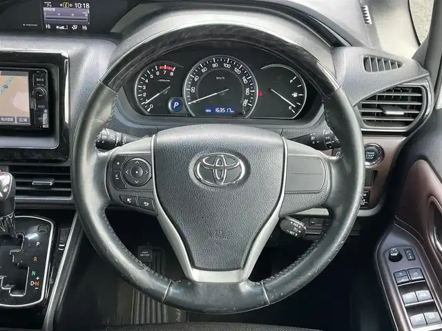 トヨタ エスクァイア Gi 道央・札幌 2016(平28)年 16.4万km ホワイトパールクリスタルシャイン ４WD/寒冷地仕様/純正ディーラーOPナビ/CD/DVD/BT/フルセグ/純正フリップダウンモニター/プリクラッシュセーフティ/横滑り防止装置/クルーズコントロール/レーンキープアシスト/パーキングアシスト/バックカメラ/ビルトインETC/アイドリングストップ/ワイパーデアイサー/ECOMODE/両側パワースライドドア/前席シートヒーター/レザーシート/革巻きウッドコンビステアリング/ステアリングリモコン/MTモード付AT/プッシュスタート/スマートキー/LEDヘッドライト/オートライト/オートハイビーム/フォグランプ/電動格納ミラー/ウィンカーミラー/純正フロアマット/ドアバイザー