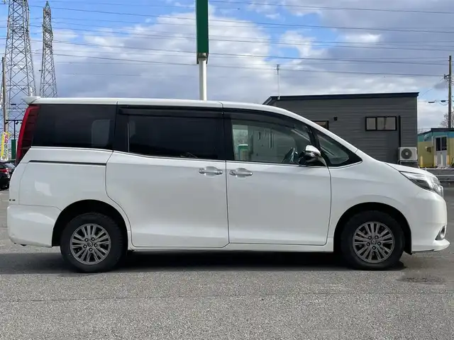 トヨタ エスクァイア Gi 道央・札幌 2016(平28)年 16.4万km ホワイトパールクリスタルシャイン ４WD/寒冷地仕様/純正ディーラーOPナビ/CD/DVD/BT/フルセグ/純正フリップダウンモニター/プリクラッシュセーフティ/横滑り防止装置/クルーズコントロール/レーンキープアシスト/パーキングアシスト/バックカメラ/ビルトインETC/アイドリングストップ/ワイパーデアイサー/ECOMODE/両側パワースライドドア/前席シートヒーター/レザーシート/革巻きウッドコンビステアリング/ステアリングリモコン/MTモード付AT/プッシュスタート/スマートキー/LEDヘッドライト/オートライト/オートハイビーム/フォグランプ/電動格納ミラー/ウィンカーミラー/純正フロアマット/ドアバイザー