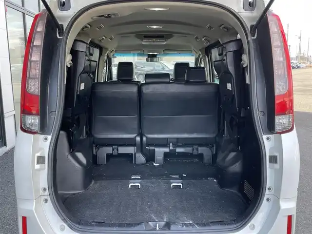 トヨタ エスクァイア Gi 道央・札幌 2016(平28)年 16.4万km ホワイトパールクリスタルシャイン ４WD/寒冷地仕様/純正ディーラーOPナビ/CD/DVD/BT/フルセグ/純正フリップダウンモニター/プリクラッシュセーフティ/横滑り防止装置/クルーズコントロール/レーンキープアシスト/パーキングアシスト/バックカメラ/ビルトインETC/アイドリングストップ/ワイパーデアイサー/ECOMODE/両側パワースライドドア/前席シートヒーター/レザーシート/革巻きウッドコンビステアリング/ステアリングリモコン/MTモード付AT/プッシュスタート/スマートキー/LEDヘッドライト/オートライト/オートハイビーム/フォグランプ/電動格納ミラー/ウィンカーミラー/純正フロアマット/ドアバイザー