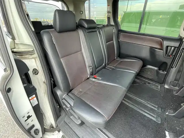 トヨタ エスクァイア Gi 道央・札幌 2016(平28)年 16.4万km ホワイトパールクリスタルシャイン ４WD/寒冷地仕様/純正ディーラーOPナビ/CD/DVD/BT/フルセグ/純正フリップダウンモニター/プリクラッシュセーフティ/横滑り防止装置/クルーズコントロール/レーンキープアシスト/パーキングアシスト/バックカメラ/ビルトインETC/アイドリングストップ/ワイパーデアイサー/ECOMODE/両側パワースライドドア/前席シートヒーター/レザーシート/革巻きウッドコンビステアリング/ステアリングリモコン/MTモード付AT/プッシュスタート/スマートキー/LEDヘッドライト/オートライト/オートハイビーム/フォグランプ/電動格納ミラー/ウィンカーミラー/純正フロアマット/ドアバイザー