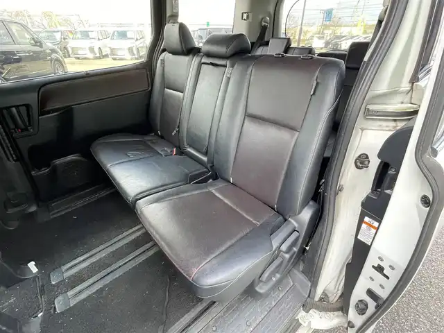 トヨタ エスクァイア Gi 道央・札幌 2016(平28)年 16.4万km ホワイトパールクリスタルシャイン ４WD/寒冷地仕様/純正ディーラーOPナビ/CD/DVD/BT/フルセグ/純正フリップダウンモニター/プリクラッシュセーフティ/横滑り防止装置/クルーズコントロール/レーンキープアシスト/パーキングアシスト/バックカメラ/ビルトインETC/アイドリングストップ/ワイパーデアイサー/ECOMODE/両側パワースライドドア/前席シートヒーター/レザーシート/革巻きウッドコンビステアリング/ステアリングリモコン/MTモード付AT/プッシュスタート/スマートキー/LEDヘッドライト/オートライト/オートハイビーム/フォグランプ/電動格納ミラー/ウィンカーミラー/純正フロアマット/ドアバイザー