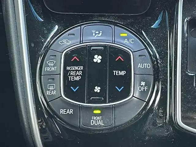 トヨタ エスクァイア Gi 道央・札幌 2016(平28)年 16.4万km ホワイトパールクリスタルシャイン ４WD/寒冷地仕様/純正ディーラーOPナビ/CD/DVD/BT/フルセグ/純正フリップダウンモニター/プリクラッシュセーフティ/横滑り防止装置/クルーズコントロール/レーンキープアシスト/パーキングアシスト/バックカメラ/ビルトインETC/アイドリングストップ/ワイパーデアイサー/ECOMODE/両側パワースライドドア/前席シートヒーター/レザーシート/革巻きウッドコンビステアリング/ステアリングリモコン/MTモード付AT/プッシュスタート/スマートキー/LEDヘッドライト/オートライト/オートハイビーム/フォグランプ/電動格納ミラー/ウィンカーミラー/純正フロアマット/ドアバイザー