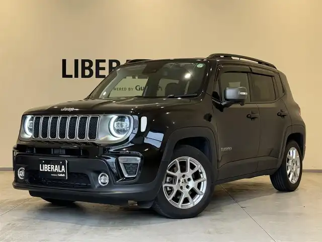 クライスラー・ジープ ジープ レネゲード リミテッド 熊本県 2021(令3)年 1.8万km 黒 ・ワンオーナー/・スマートキー/・プッシュスタート/・自動緊急ブレーキ/・レーンセンス/・パークセンス/・ブラインドスポットモニター/・アダプティブヘッドライト/・クルーズコントロール(追従式)/・黒革シート/・前席パワーシート/・前席シートヒーター /・ハンドルヒーター /・純正メモリナビ/　【Bluetooth・USB・AUX】/・スマホ連携/　【AppleCarPlay・AndroidAuto】/・フルセグTV/・バックカメラ/・ETC2.0/・ドライブレコーダー(前後録画)/・LEDヘッドランプ/・LEDフォグランプ/・純正マット/・純正バイザー/・保証書/取説