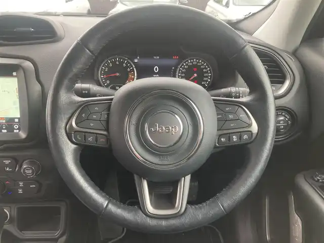 クライスラー・ジープ ジープ レネゲード リミテッド 熊本県 2021(令3)年 1.8万km 黒 ・ワンオーナー/・スマートキー/・プッシュスタート/・自動緊急ブレーキ/・レーンセンス/・パークセンス/・ブラインドスポットモニター/・アダプティブヘッドライト/・クルーズコントロール(追従式)/・黒革シート/・前席パワーシート/・前席シートヒーター /・ハンドルヒーター /・純正メモリナビ/　【Bluetooth・USB・AUX】/・スマホ連携/　【AppleCarPlay・AndroidAuto】/・フルセグTV/・バックカメラ/・ETC2.0/・ドライブレコーダー(前後録画)/・LEDヘッドランプ/・LEDフォグランプ/・純正マット/・純正バイザー/・保証書/取説