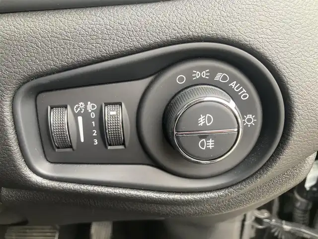 クライスラー・ジープ ジープ レネゲード リミテッド 熊本県 2021(令3)年 1.8万km 黒 ・ワンオーナー/・スマートキー/・プッシュスタート/・自動緊急ブレーキ/・レーンセンス/・パークセンス/・ブラインドスポットモニター/・アダプティブヘッドライト/・クルーズコントロール(追従式)/・黒革シート/・前席パワーシート/・前席シートヒーター /・ハンドルヒーター /・純正メモリナビ/　【Bluetooth・USB・AUX】/・スマホ連携/　【AppleCarPlay・AndroidAuto】/・フルセグTV/・バックカメラ/・ETC2.0/・ドライブレコーダー(前後録画)/・LEDヘッドランプ/・LEDフォグランプ/・純正マット/・純正バイザー/・保証書/取説