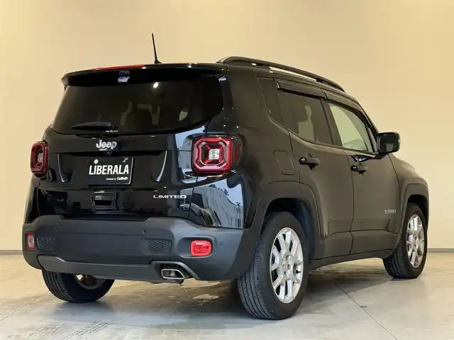 クライスラー・ジープ ジープ レネゲード リミテッド 熊本県 2021(令3)年 1.8万km 黒 ・ワンオーナー/・スマートキー/・プッシュスタート/・自動緊急ブレーキ/・レーンセンス/・パークセンス/・ブラインドスポットモニター/・アダプティブヘッドライト/・クルーズコントロール(追従式)/・黒革シート/・前席パワーシート/・前席シートヒーター /・ハンドルヒーター /・純正メモリナビ/　【Bluetooth・USB・AUX】/・スマホ連携/　【AppleCarPlay・AndroidAuto】/・フルセグTV/・バックカメラ/・ETC2.0/・ドライブレコーダー(前後録画)/・LEDヘッドランプ/・LEDフォグランプ/・純正マット/・純正バイザー/・保証書/取説