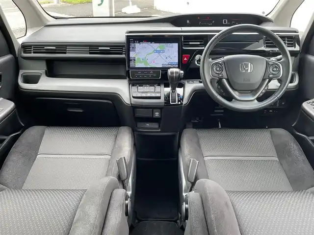 ホンダ ステップワゴン スパーダ ホンダセンシング 神奈川県 2018(平30)年 1.1万km プラチナホワイトパール ワンオーナー /4WD/登録時10493キロ/●ギャザーズ10インチナビVXU-187SWi/CD /DVD /SD /USB /フルセグ/●ナビ連動ドラレコ/●全方位カメラ/●ビルトインETC/●Honda SENSING/衝突軽減ブレーキ〈CMBS〉/誤発進抑制機能/歩行者事故低減ステアリング/路外逸脱抑制機能/ACC〈アダプティブ・クルーズ・コントロール〉/LKAS〈車線維持支援システム〉/先行車発進お知らせ機能/標識認識機能/●LEDヘッドライト/●LEDフォグライト/●本革巻ステアリング/●SPADA専用テールゲートスポイラー/●SPADA専用16インチアルミ/●パドルシフト/●リア両側パワースライドドア/●わくわくゲート/●シートバックテーブル（運転席/助手席）/●ロールサンシェイド/●サイドエアバッグ/●サイドカーテンエアバッグ/スマートキー×2/新車時保証書/取扱説明書/ナビ取扱説明書