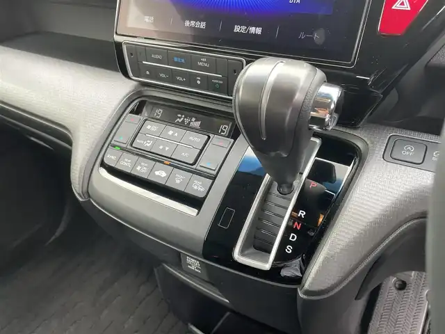 ホンダ ステップワゴン スパーダ ホンダセンシング 神奈川県 2018(平30)年 1.1万km プラチナホワイトパール ワンオーナー /4WD/登録時10493キロ/●ギャザーズ10インチナビVXU-187SWi/CD /DVD /SD /USB /フルセグ/●ナビ連動ドラレコ/●全方位カメラ/●ビルトインETC/●Honda SENSING/衝突軽減ブレーキ〈CMBS〉/誤発進抑制機能/歩行者事故低減ステアリング/路外逸脱抑制機能/ACC〈アダプティブ・クルーズ・コントロール〉/LKAS〈車線維持支援システム〉/先行車発進お知らせ機能/標識認識機能/●LEDヘッドライト/●LEDフォグライト/●本革巻ステアリング/●SPADA専用テールゲートスポイラー/●SPADA専用16インチアルミ/●パドルシフト/●リア両側パワースライドドア/●わくわくゲート/●シートバックテーブル（運転席/助手席）/●ロールサンシェイド/●サイドエアバッグ/●サイドカーテンエアバッグ/スマートキー×2/新車時保証書/取扱説明書/ナビ取扱説明書