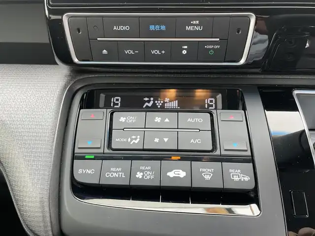 ホンダ ステップワゴン スパーダ ホンダセンシング 神奈川県 2018(平30)年 1.1万km プラチナホワイトパール ワンオーナー /4WD/登録時10493キロ/●ギャザーズ10インチナビVXU-187SWi/CD /DVD /SD /USB /フルセグ/●ナビ連動ドラレコ/●全方位カメラ/●ビルトインETC/●Honda SENSING/衝突軽減ブレーキ〈CMBS〉/誤発進抑制機能/歩行者事故低減ステアリング/路外逸脱抑制機能/ACC〈アダプティブ・クルーズ・コントロール〉/LKAS〈車線維持支援システム〉/先行車発進お知らせ機能/標識認識機能/●LEDヘッドライト/●LEDフォグライト/●本革巻ステアリング/●SPADA専用テールゲートスポイラー/●SPADA専用16インチアルミ/●パドルシフト/●リア両側パワースライドドア/●わくわくゲート/●シートバックテーブル（運転席/助手席）/●ロールサンシェイド/●サイドエアバッグ/●サイドカーテンエアバッグ/スマートキー×2/新車時保証書/取扱説明書/ナビ取扱説明書