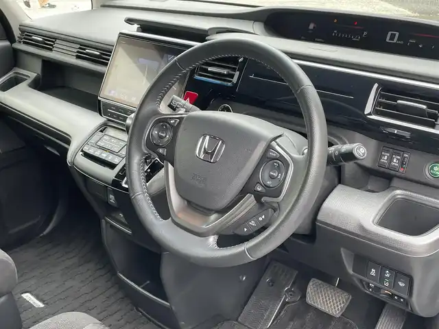 ホンダ ステップワゴン スパーダ ホンダセンシング 神奈川県 2018(平30)年 1.1万km プラチナホワイトパール ワンオーナー /4WD/登録時10493キロ/●ギャザーズ10インチナビVXU-187SWi/CD /DVD /SD /USB /フルセグ/●ナビ連動ドラレコ/●全方位カメラ/●ビルトインETC/●Honda SENSING/衝突軽減ブレーキ〈CMBS〉/誤発進抑制機能/歩行者事故低減ステアリング/路外逸脱抑制機能/ACC〈アダプティブ・クルーズ・コントロール〉/LKAS〈車線維持支援システム〉/先行車発進お知らせ機能/標識認識機能/●LEDヘッドライト/●LEDフォグライト/●本革巻ステアリング/●SPADA専用テールゲートスポイラー/●SPADA専用16インチアルミ/●パドルシフト/●リア両側パワースライドドア/●わくわくゲート/●シートバックテーブル（運転席/助手席）/●ロールサンシェイド/●サイドエアバッグ/●サイドカーテンエアバッグ/スマートキー×2/新車時保証書/取扱説明書/ナビ取扱説明書