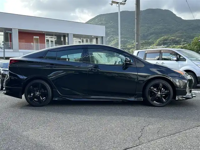 トヨタ プリウス A ツーリングセレ ブラックED 長崎県 2022(令4)年 0.7万km プレシャスブラックパール 純正ディスプレイオーディオ(FM/AM/BT/ナビ)/全方位カメラ/ステアリングリモコン/クルーズコントロール/プッシュスタート/スマートキー/スペアキー/ヘッドアップディスプレイ/運転席パワーシート/前席シートヒーター/100V充電/ビルトインETC/ドラレコ/純正フロアマット/電動格納ミラー/ドアバイザー/モデリスタフルエアロ/クリアランスソナー/ABS/横滑り防止装置/レーンキープアシスト/盗難防止装置/オートライト/オートハイビーム/SRSダブルエアバッグ/車両接近通報装置/取扱説明書/保証書/記録簿