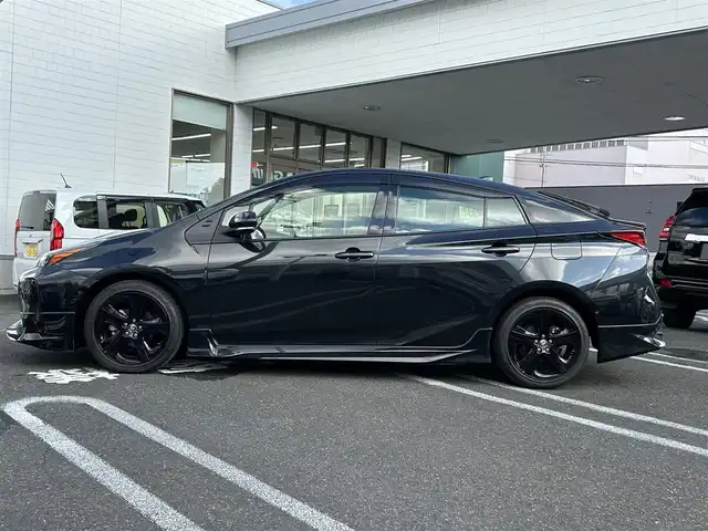 トヨタ プリウス A ツーリングセレ ブラックED 長崎県 2022(令4)年 0.7万km プレシャスブラックパール 純正ディスプレイオーディオ(FM/AM/BT/ナビ)/全方位カメラ/ステアリングリモコン/クルーズコントロール/プッシュスタート/スマートキー/スペアキー/ヘッドアップディスプレイ/運転席パワーシート/前席シートヒーター/100V充電/ビルトインETC/ドラレコ/純正フロアマット/電動格納ミラー/ドアバイザー/モデリスタフルエアロ/クリアランスソナー/ABS/横滑り防止装置/レーンキープアシスト/盗難防止装置/オートライト/オートハイビーム/SRSダブルエアバッグ/車両接近通報装置/取扱説明書/保証書/記録簿
