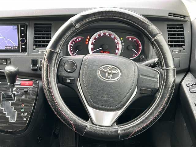 トヨタ アイシス プラタナ Vセレクション 徳島県 2013(平25)年 11.4万km シルバーM 純正SD7型ナビ　NHZD-W62G/バックカメラ/両側電動スライドドア/ドライブレコーダー/ビルトインETC/純正18インチAW/純正フロアマット/ドアバイザー/フォグライト/電動格納ミラー/キセノンヘッドライト/スマートキー/オートライト