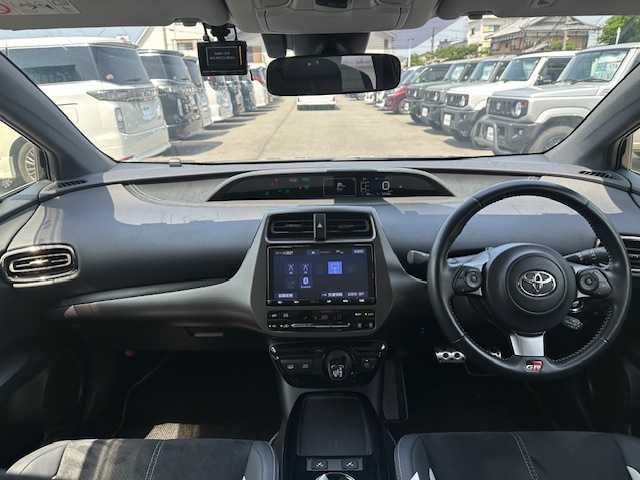 トヨタ プリウス ＰＨＶ S GRスポーツ 大阪府 2019(令1)年 3.8万km アティチュードブラックマイカ 純正9インチナビ(BT/フルセグ/DVD)/バックカメラ/レーダークルーズコントロール/プリクラッシュセーフティー/横滑り防止装置/盗難防止装置/四眼ライト/LEDヘッドライト/オートライト/オートマチックハイビーム/ビルトインETC/ドライブレコーダー/ハーフレザーシート/シートヒーター/純正フロアマット/純正アルミホイール/スペアキー(1本)/プッシュスタート