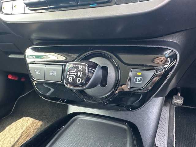 トヨタ プリウス ＰＨＶ S GRスポーツ 大阪府 2019(令1)年 3.8万km アティチュードブラックマイカ 純正9インチナビ(BT/フルセグ/DVD)/バックカメラ/レーダークルーズコントロール/プリクラッシュセーフティー/横滑り防止装置/盗難防止装置/四眼ライト/LEDヘッドライト/オートライト/オートマチックハイビーム/ビルトインETC/ドライブレコーダー/ハーフレザーシート/シートヒーター/純正フロアマット/純正アルミホイール/スペアキー(1本)/プッシュスタート