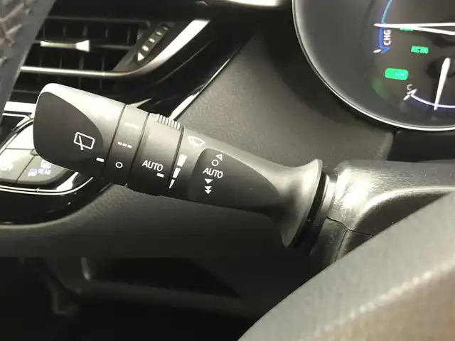 トヨタ Ｃ－ＨＲ G 愛知県 2017(平29)年 6.1万km センシュアルレッドマイカ 純正9型SDナビ　/(フルセグTV/CD/DVD/SD/BT/FM/AM)/バックカメラ/合皮シート　/前席シートヒーター　　/ＥＴＣ　/ドラレコ　/トヨタセーフティセンス/・レーダークルーズコントロール　/・プリクラッシュセーフティ/・レーンアシスト　/・クリアランスソナー　/・ブラインドスポットモニター/・リアクロストラフィックアラート　/ドアバイザー/純正LEDヘッドライト/純正18インチAW/純正フロアマット/スポーツモード/エコモード