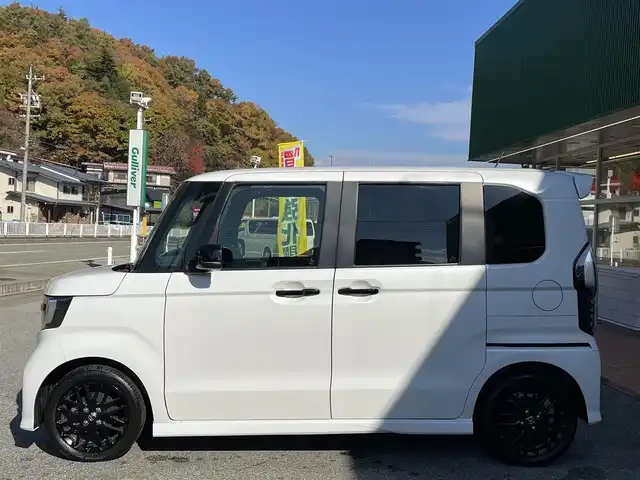 ホンダ Ｎ ＢＯＸ カスタム L ターボ スタイル+ブラック 岐阜県 2022(令4)年 3万km プラチナホワイトパール 純正ナビ(AM/FM/TV/DVD/CD/Bluetooth)/両側パワースライドドア/ハーフレザーシート/シートヒーター/クルーズコントロール/コーナーセンサー/プリクラッシュ/レーンキープアシスト/プッシュスタート/スマートキー/バックカメラ/ドライブレコーダー/オートライト/ETC/純正フロアマット