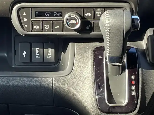 ホンダ Ｎ ＢＯＸ カスタム L ターボ スタイル+ブラック 岐阜県 2022(令4)年 3万km プラチナホワイトパール 純正ナビ(AM/FM/TV/DVD/CD/Bluetooth)/両側パワースライドドア/ハーフレザーシート/シートヒーター/クルーズコントロール/コーナーセンサー/プリクラッシュ/レーンキープアシスト/プッシュスタート/スマートキー/バックカメラ/ドライブレコーダー/オートライト/ETC/純正フロアマット