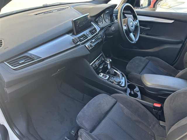 ＢＭＷ ２１８ｉ アクティブツアラー Mスポーツ 大阪府 2015(平27)年 7.2万km アルピンホワイトⅢ BMWコネクテッドドライブ/シートヒーター/ダイナミック スタビリティ コントロール/トラクションコントロール/ブレーキアシスト/ABS/盗難防止機能/ISOFIX/LEDヘッドライト/速度制限装置/ルームミラー一体型ETC/保証書/取扱説明書/記録簿　