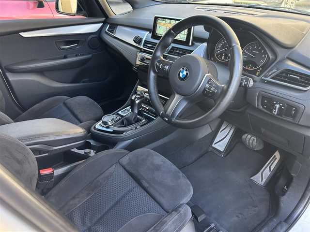ＢＭＷ ２１８ｉ アクティブツアラー Mスポーツ 大阪府 2015(平27)年 7.2万km アルピンホワイトⅢ BMWコネクテッドドライブ/シートヒーター/ダイナミック スタビリティ コントロール/トラクションコントロール/ブレーキアシスト/ABS/盗難防止機能/ISOFIX/LEDヘッドライト/速度制限装置/ルームミラー一体型ETC/保証書/取扱説明書/記録簿　