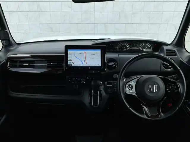 ホンダ Ｎ ＢＯＸ カスタム L ターボ 群馬県 2022(令4)年 6.8万km プラチナホワイトパール ホンダセンシング/・衝突軽減ブレーキ/・誤発進抑制機能/・路外逸脱抑制機能/・アダプティブクルーズコントロール/・車線維持支援システム/・オートハイビーム/・先行車発進お知らせ機能/・標識認識機能/社外9インチナビ/　　フルセグ/Bluetooth/CD/DVD/MSV/    SD/USB/FM/AM/ipod/AUX/バックカメラ/両側パワースライドドア/オートLEDヘッドライト/フォグランプ/レザーシート/前席シートヒーター/電動パーキングブレーキ/オートブレーキホールド/スマートキー/ステアリングスイッチ/ビルドインETC